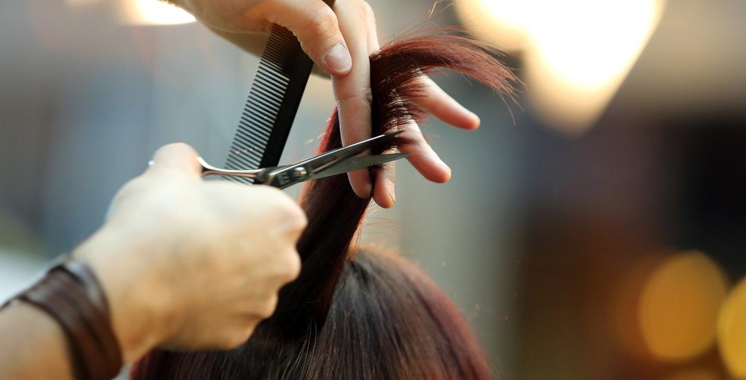 Friseur schneidet Haare